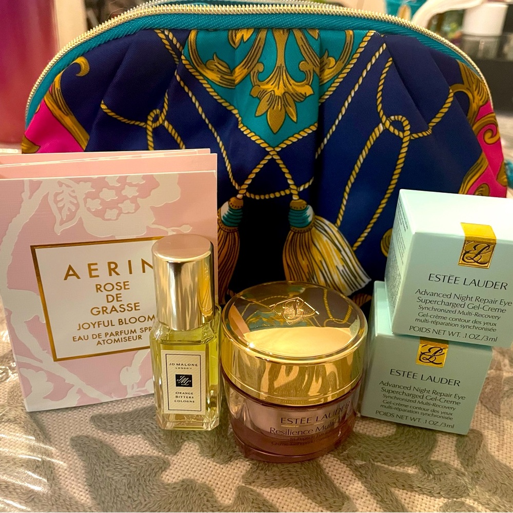 ✨NEW✨ Estée Lauder Makeup bag with sample/travel size products